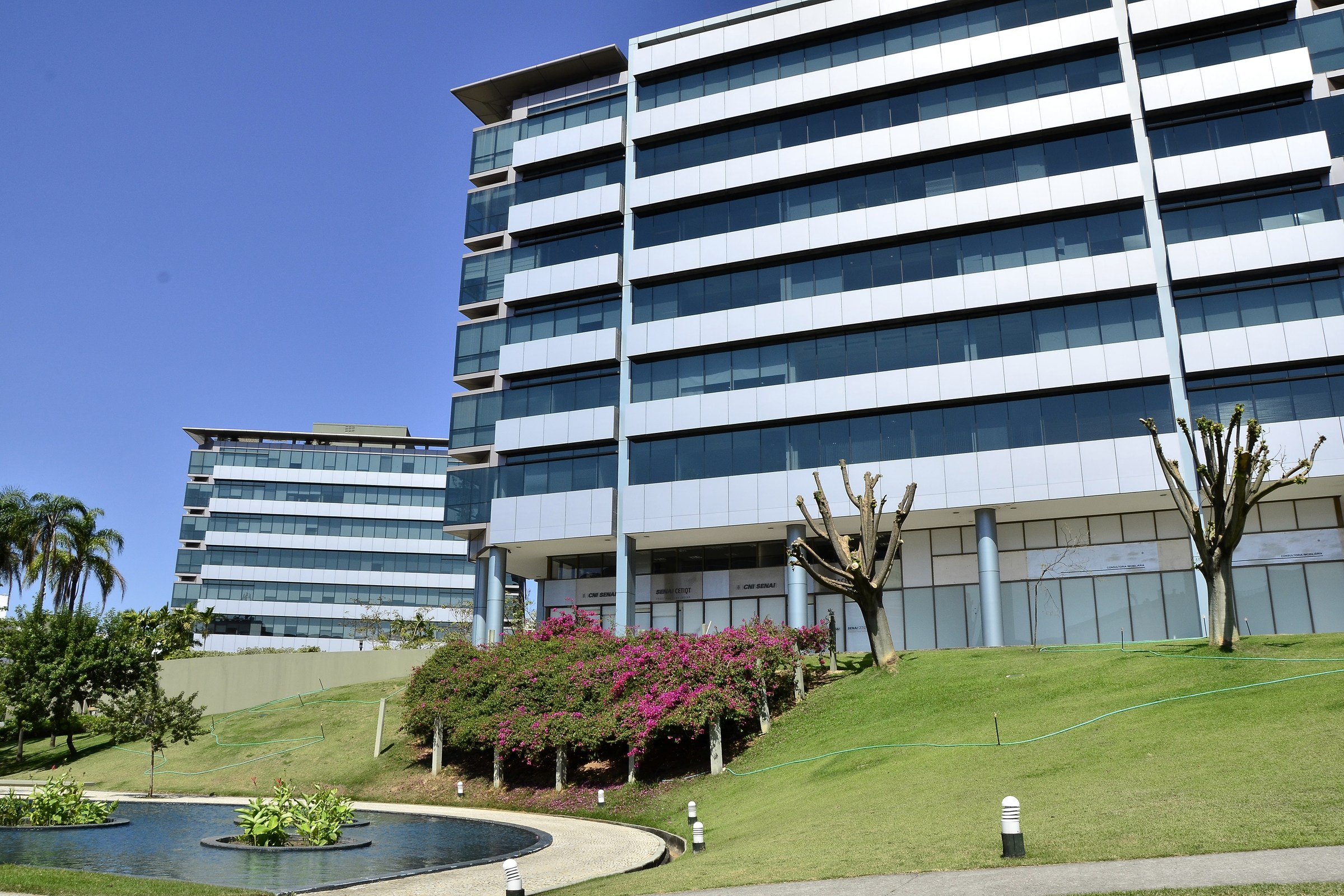 Arquitetura corporativa e paisagismo do CEMHS