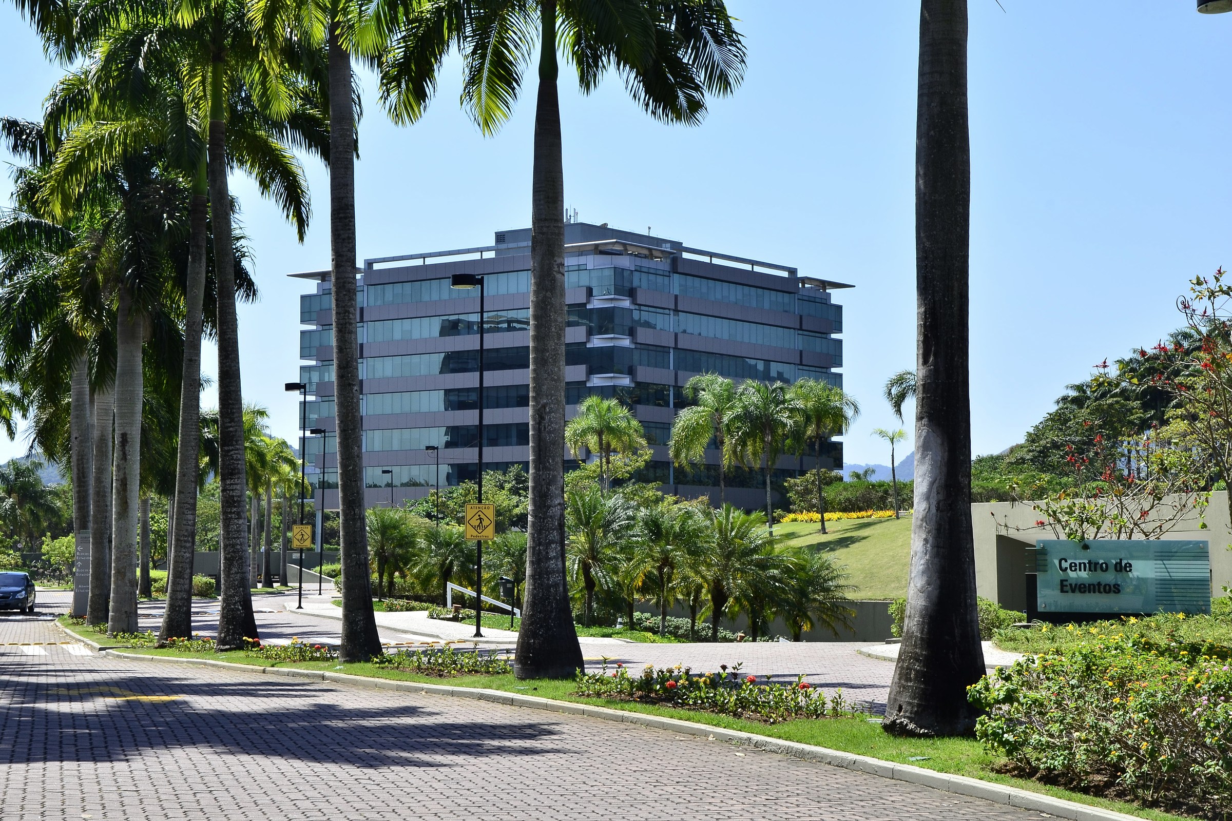 Circulação interna e áreas verdes do CEMHS