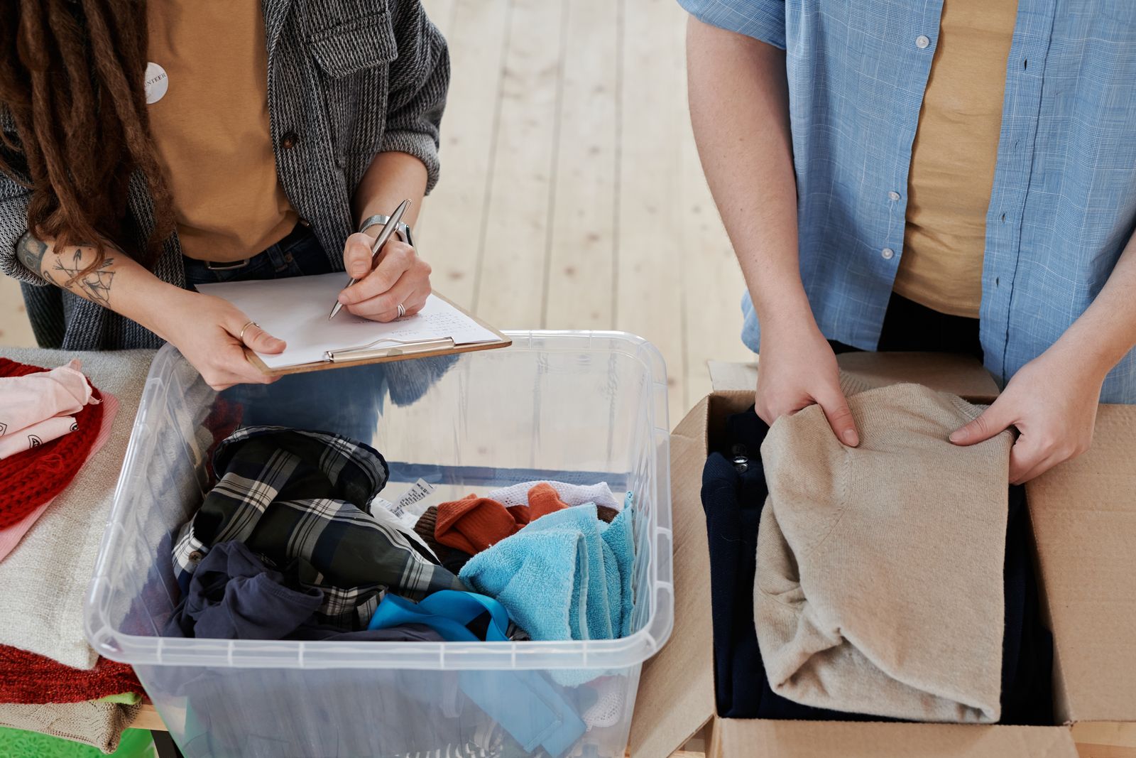 Voluntários organizando roupas para doação em campanha social